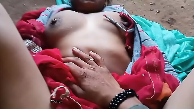 Milf की बड़ी गांड एक बड़ी कमशॉट लेती है।