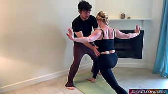 ¡mira Cómo Este Instructor De Yoga Con Curvas Es Estirado Por Su Hijastro En Un Video Casero! ¡te Encantará!