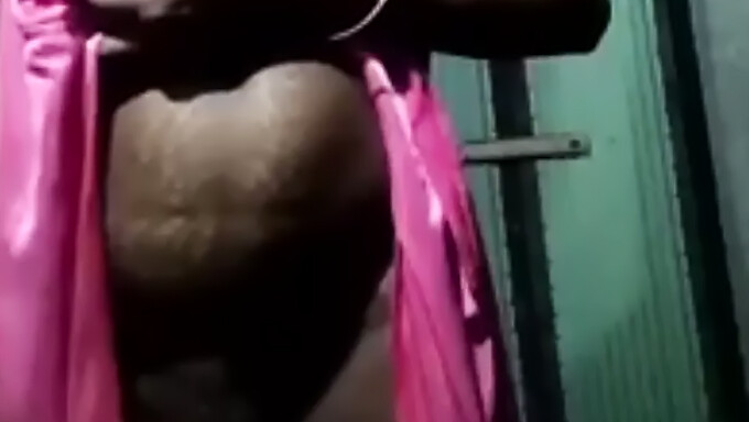 18+ ভারতীয় টিন তার স্বামী দূরে থাকাকালীন নিজেকে ফিঙ্গার করে।