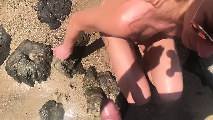 La Esposa Se Mea Al Aire Libre Y Se Complace A Sí Misma En La Playa