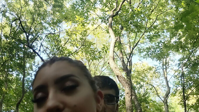 Pareja Americana Folla En El Bosque Para Una Aventura Salvaje