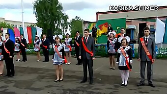 La Performance De La Fille De Danse Russe En Jupe