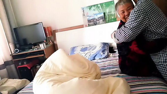 El Coño De Granny5 Recibe Un Entrenamiento En Un Video Caliente