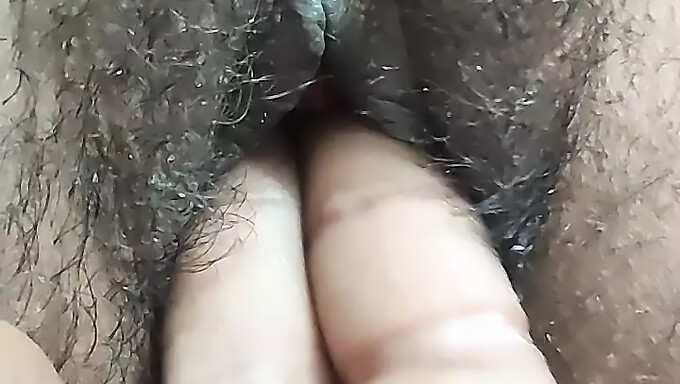 Behaarte Desi Bhabhi Masturbiert In Diesem Creampie-Video Zum Orgasmus