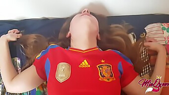 Eurooppalainen Teini Avustaa Espanjalaisen Pojan Ensimmäinen Seksuaalinen Kokemus, Joka Päättyy Pov Creampie.