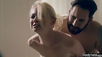 Papai Revela Sua Filha Para Um Cliente Pervertido Neste Vídeo Bdsm.