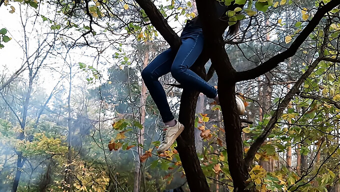 ¡mira A Esta Chica Amateur Masturbarse Detrás De Un Árbol! ¡escucha Sus Imágenes Ocultas!