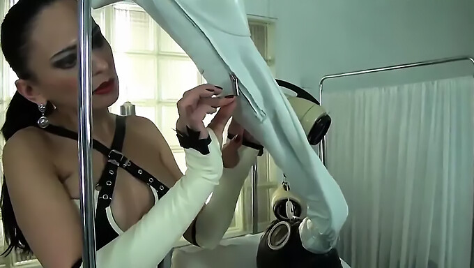 سيدة Bdsm تهيمن على طفلها السكري في الكعب العالي واللاتكس