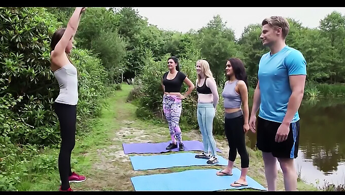 Ingiliz Adam, Yoga Seansı Sırasında Cfnm Uyarımı Yaşıyor