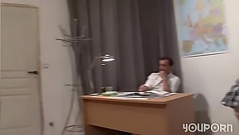 Teens Consiguen Clases Particulares De Un Profesor En Este Video